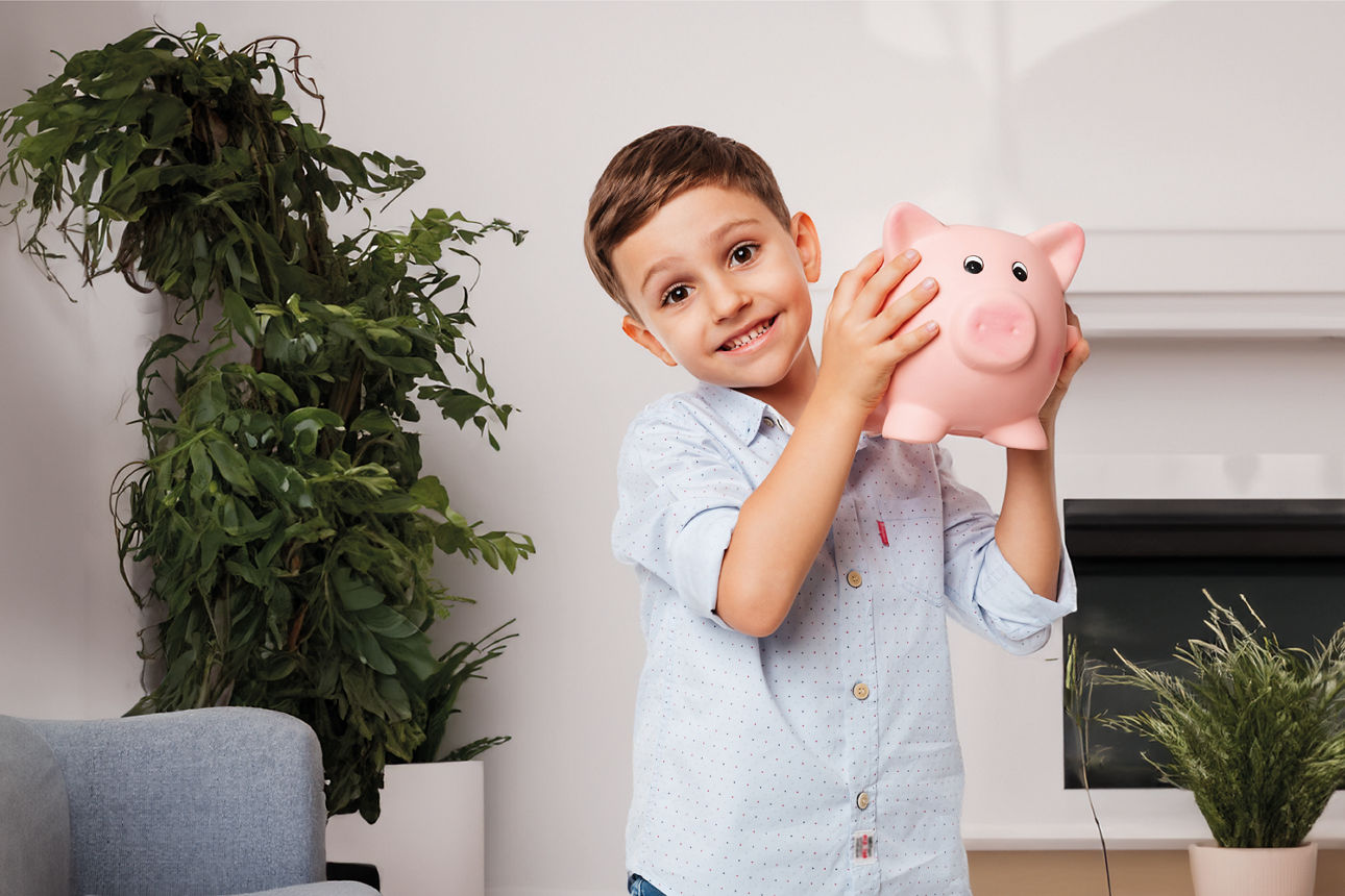 Ein Kind mit einem Sparschwein. 