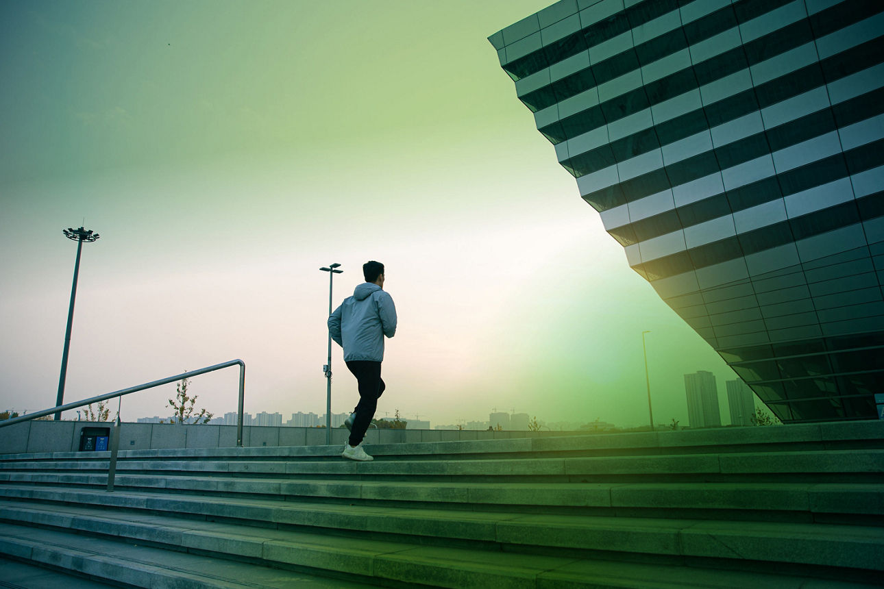 Mann läuft Treppe hoch