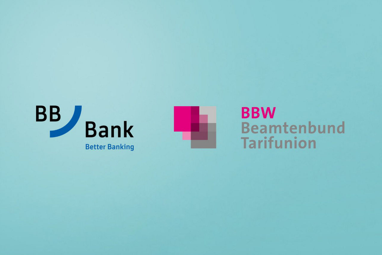 Logos der BBBank und des BBW Beamtenbunds auf hellblauem Hintergrund