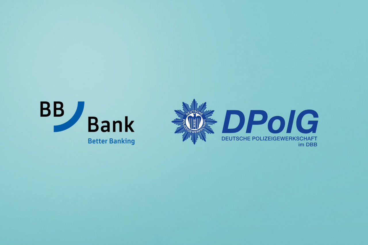 Logos der BBBank und der DPolG auf hellblauem Hintergrund