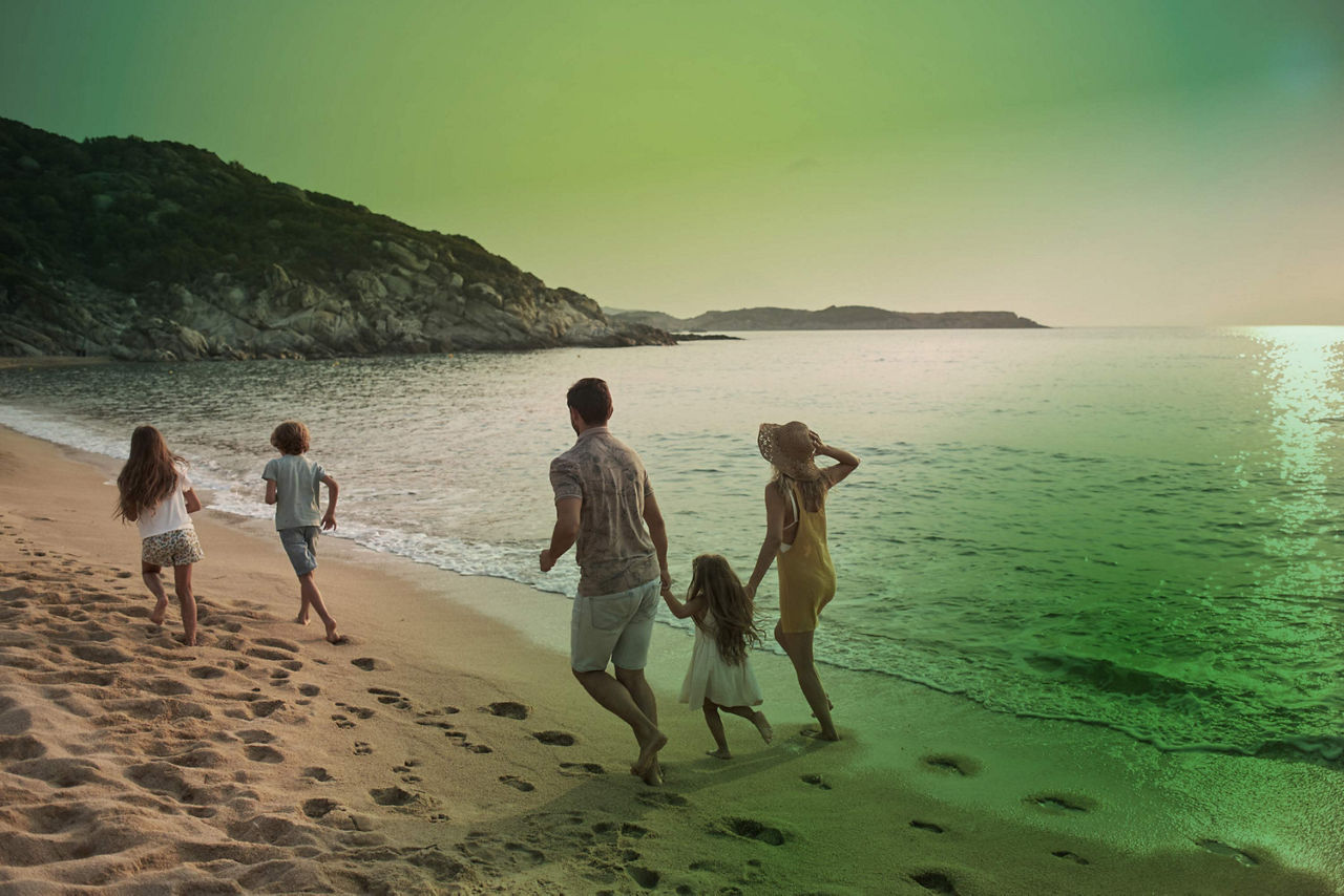 Familie läuft am Strand