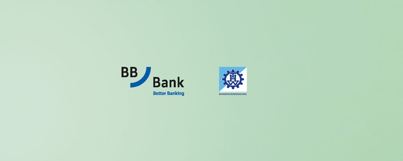 Grüner Hintergrund mit grünem Bogen und den Logos der BBBank und THW