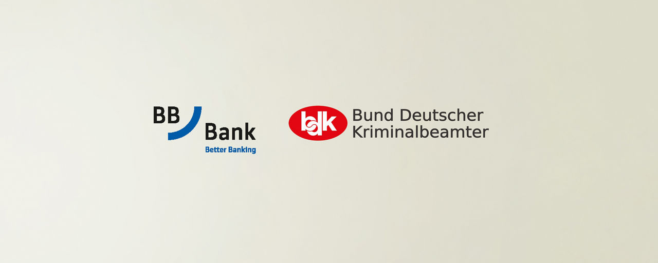 Beiger Hintergrund mit grauem Bogen und den Logos der BBBank und bdk (Bund Deutscher Kriminalbeamter)