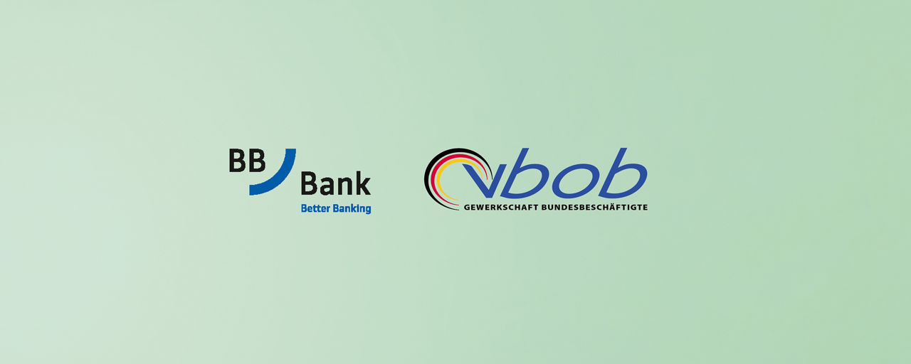 Grüner Hintergrund mit blauem Bogen und den Logos der BBBank und vbob Gewerkschaft Bundesbeschäftigte