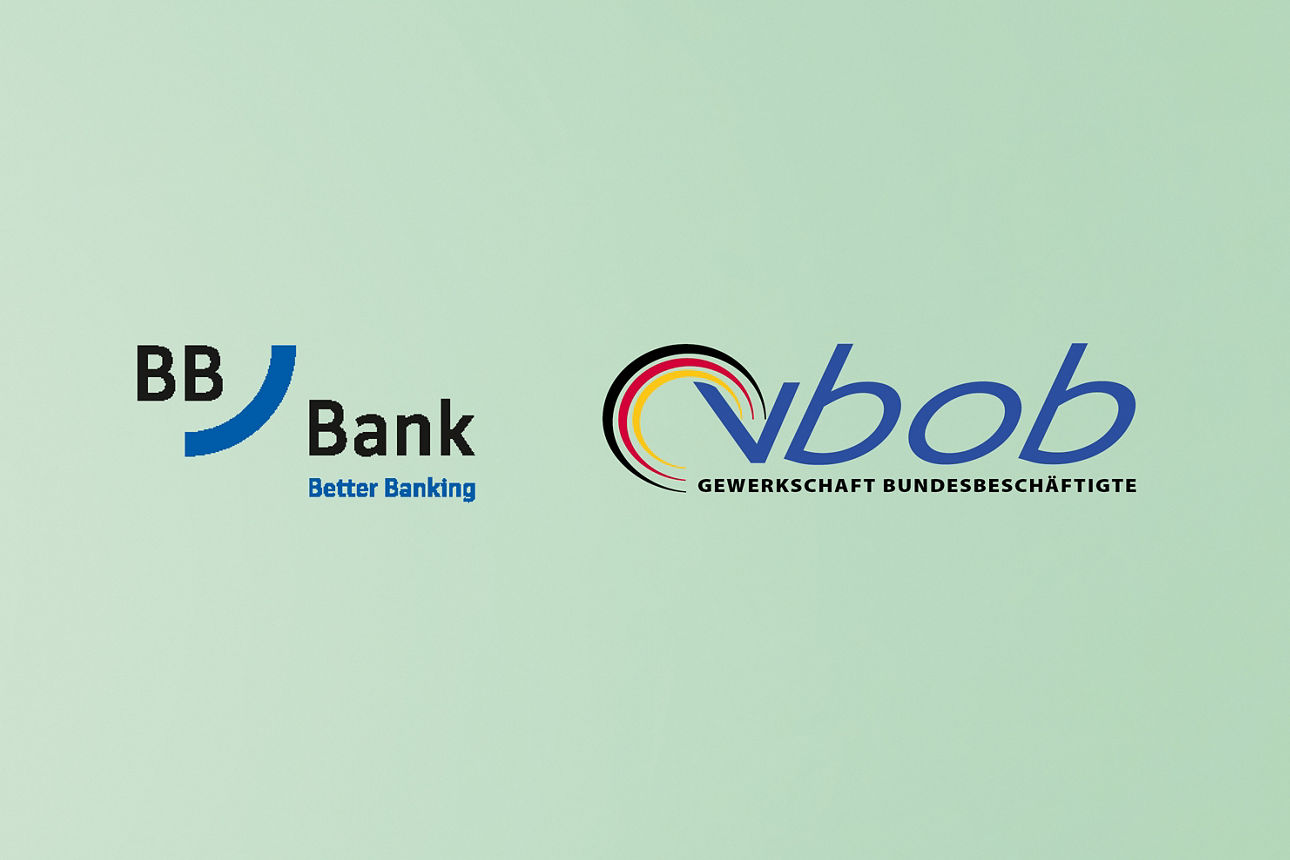 Grüner Hintergrund mit blauem Bogen und den Logos der BBBank und vbob Gewerkschaft Bundesbeschäftigte