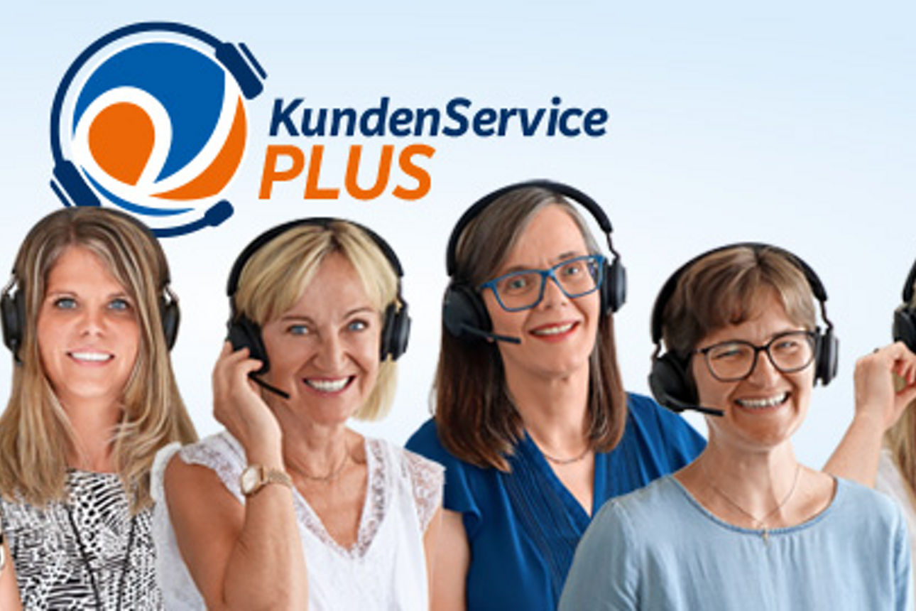 Neun lachende Mitarbeiterinnen mit Headset unter dem Logo KundenServicePLUS