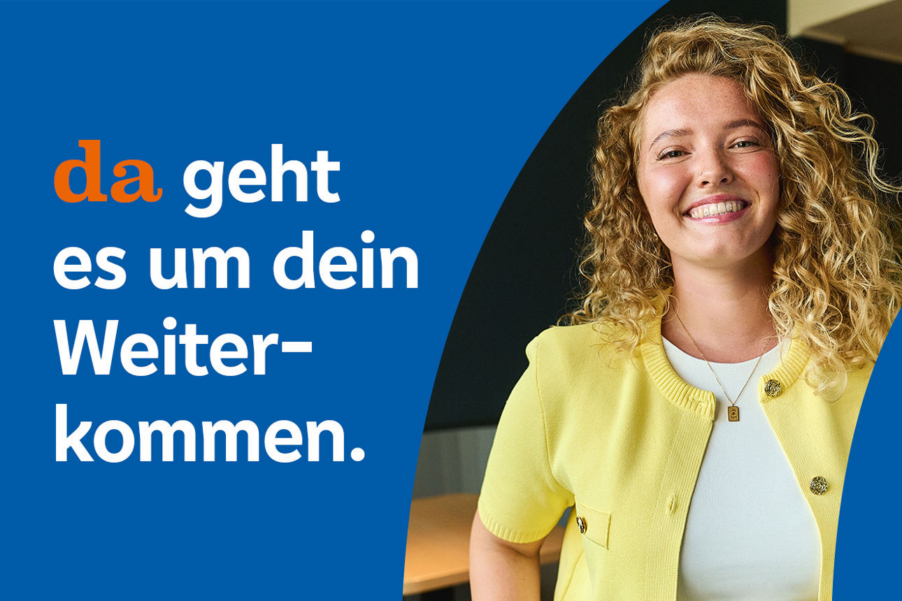 Links im Bild steht "da geht es um dein Weiterkommen". Rechts ist eine freundlich lächelnde Frau zu sehen