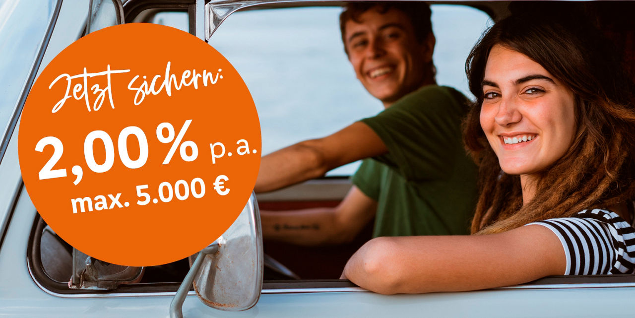 Lächelnde Jugendliche im Auto