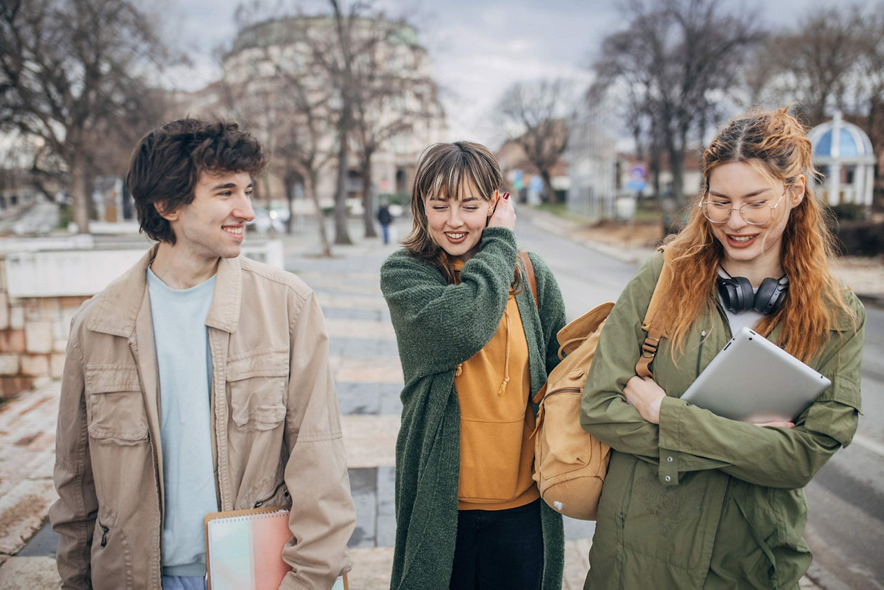 Studenten auf dem Weg zur Universität