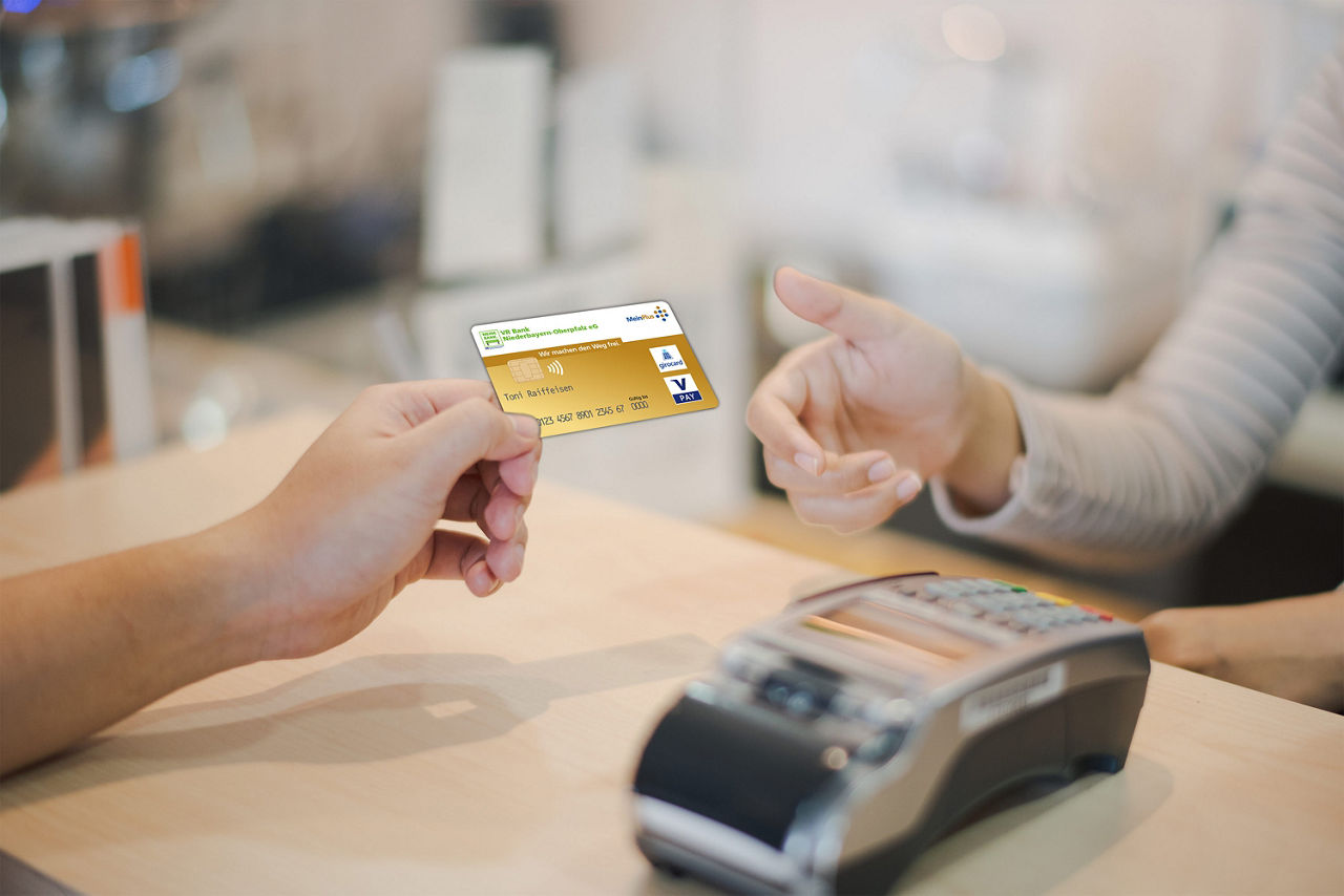 Mann zahlt mit seiner girocard
