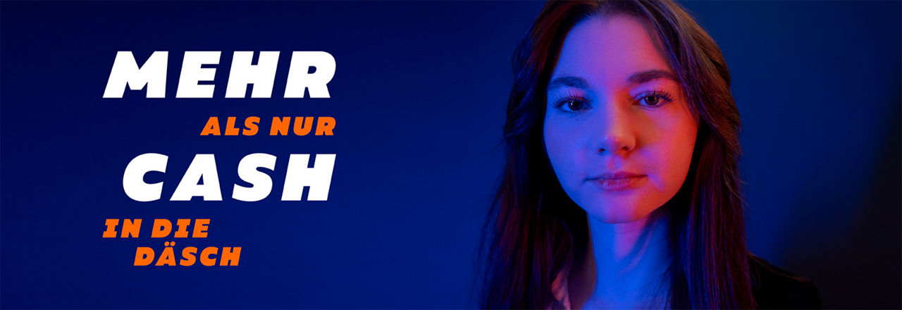 Aufschrift "Mehr als nur Cash in die Däsch" mit einer Frau die in die Kamera schaut