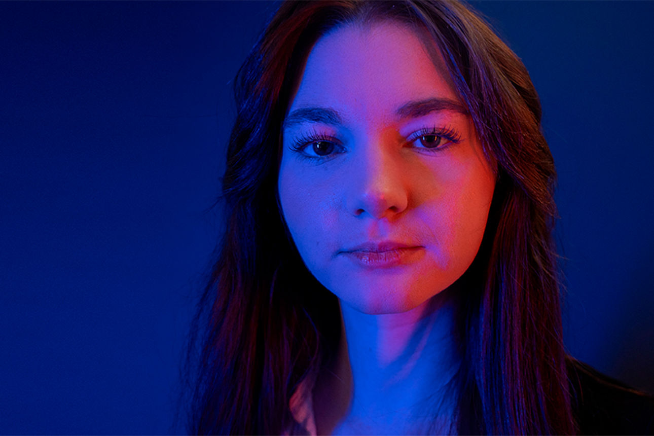 Aufschrift "Mehr als nur Cash in die Däsch" und ein weibliches Gesicht.