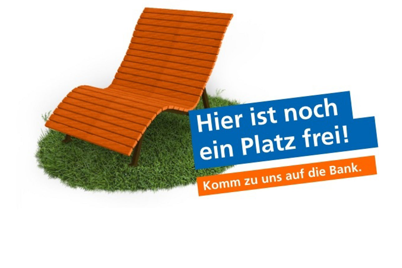 eine leere orangefarbene Holzbank, die zum Verweilen einlädt, und darüber ein blau-oranges Schild mit der Aufschrift „Hier is