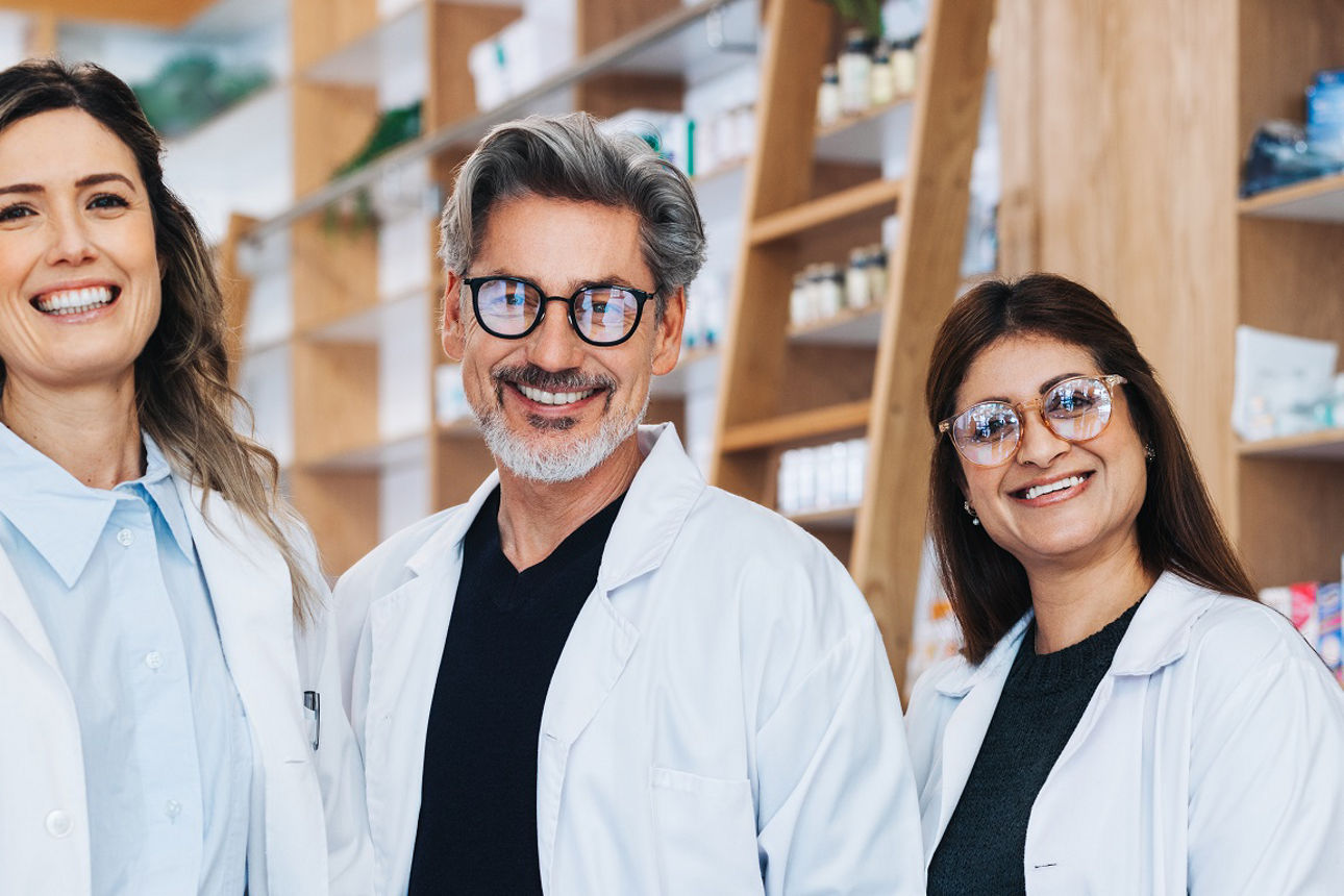 Drei Ärzte lächeln glücklich nach vorne