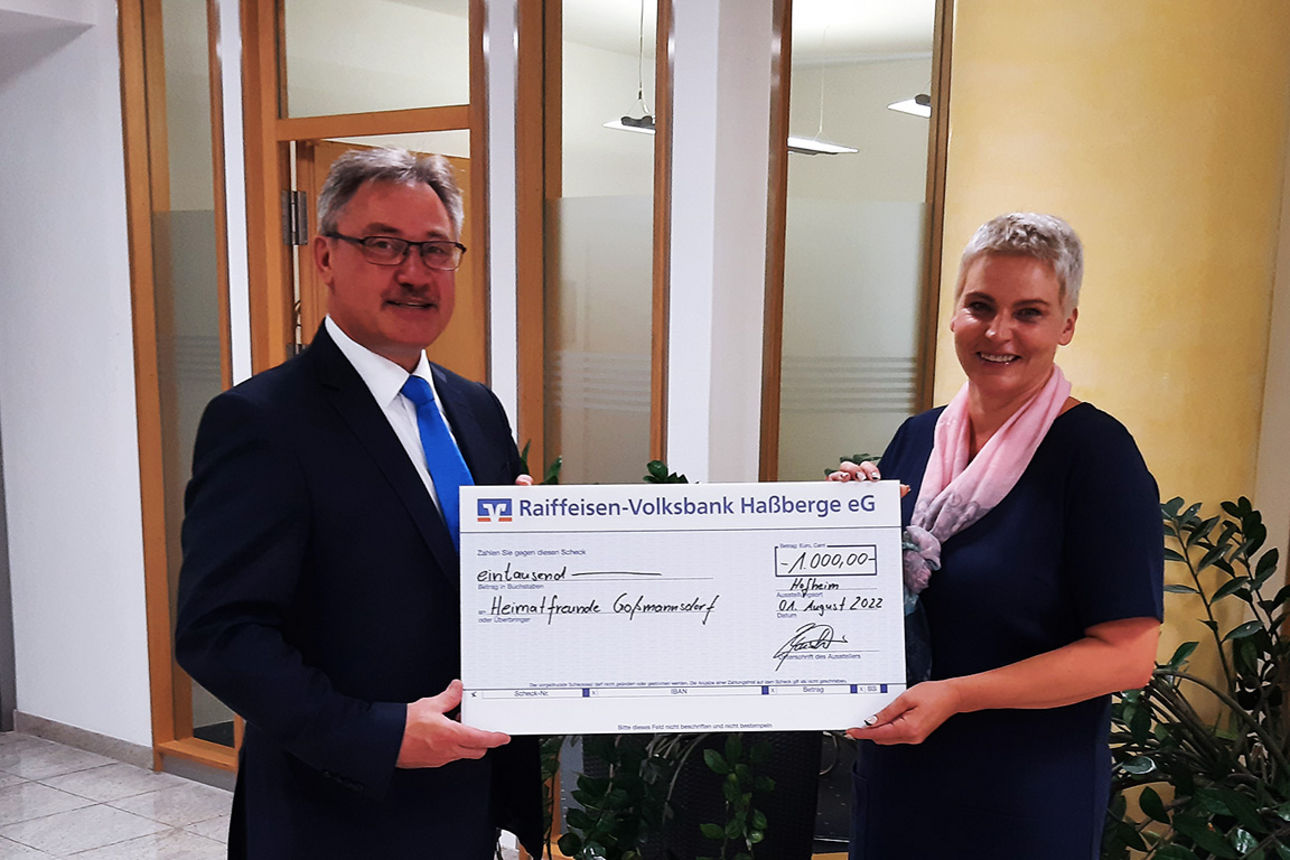 Elmar Zehnter, Filialleiter in Hofheim übergibt die Spende an die Heimatfreunde Goßmannsdorf