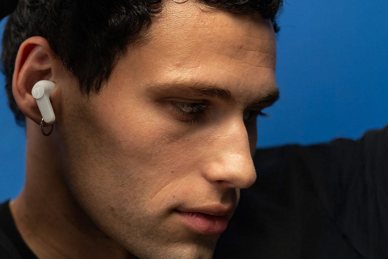 Junger Mann mit IN-Ear Kopfhörer