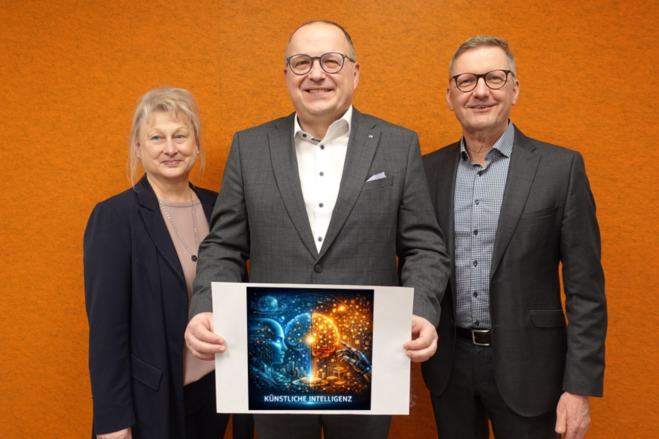 Vorstandsmitglied Matthias Herpich (Mitte) mit Vorstansdvorsitzendem Norbert Schug und Personalleiterin Evelyn Loose