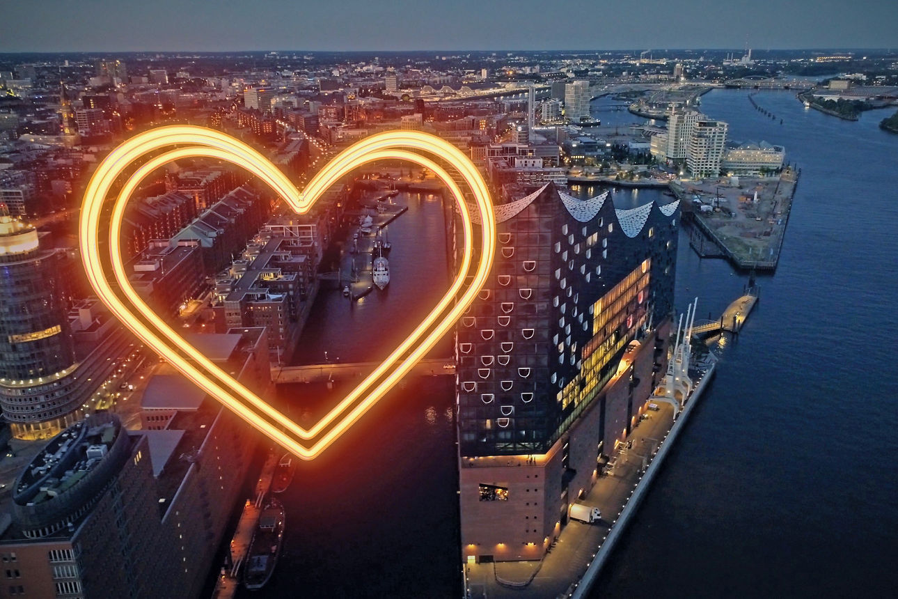 Leuchtendes Herz schwebt über der Skyline von Hamburg.
