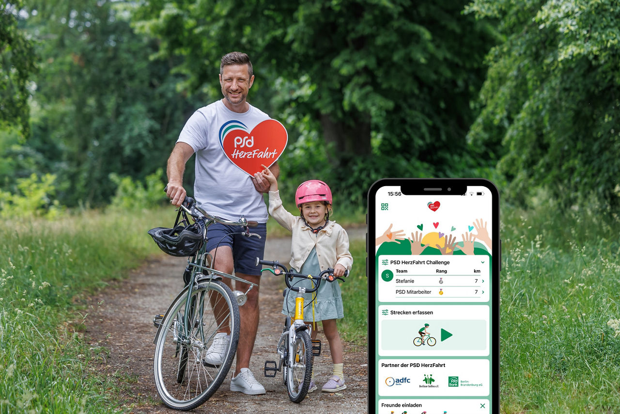 Vater mit Kind mit den Fahrrädern