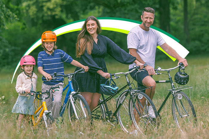 Familie mit Fahrrädern am Waldrand