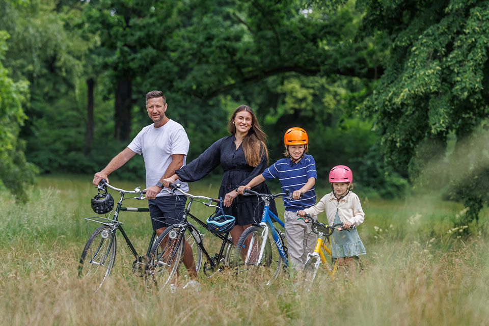 Eine Familie mit Fahrrädern auf einer Wiese