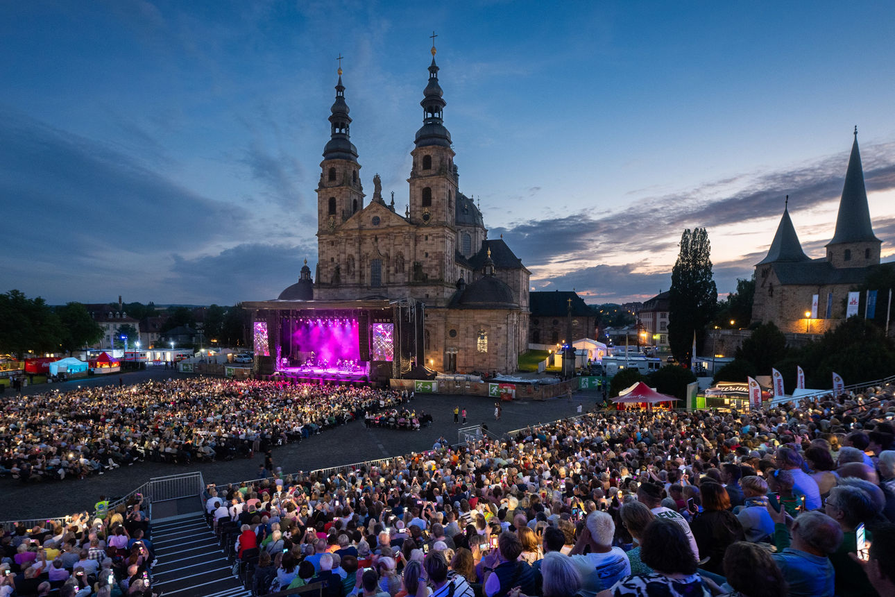 Menschenmenge versammelt sich beim Hessentag