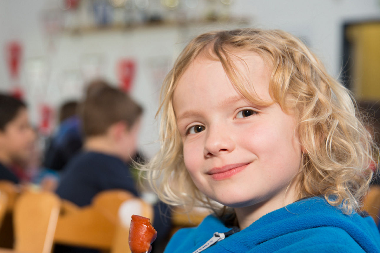 Ein Kind lächelt beim Essen
