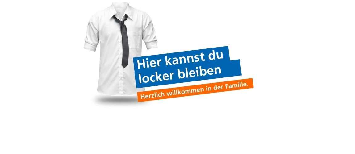 Ein weißes Hemd mit schwarzer Krawatte, schwebend über einem blau-orangenen Banner