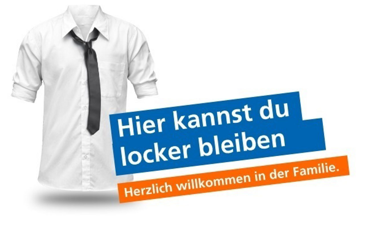 Ein weißes Hemd mit schwarzer Krawatte, schwebend über einem blau-orangenen Banner