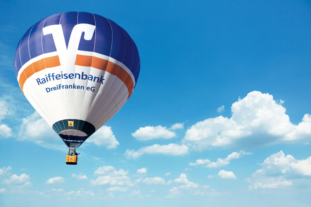 Der Heißluftballon der Raiffeisenbank DreiFranken am Himmel