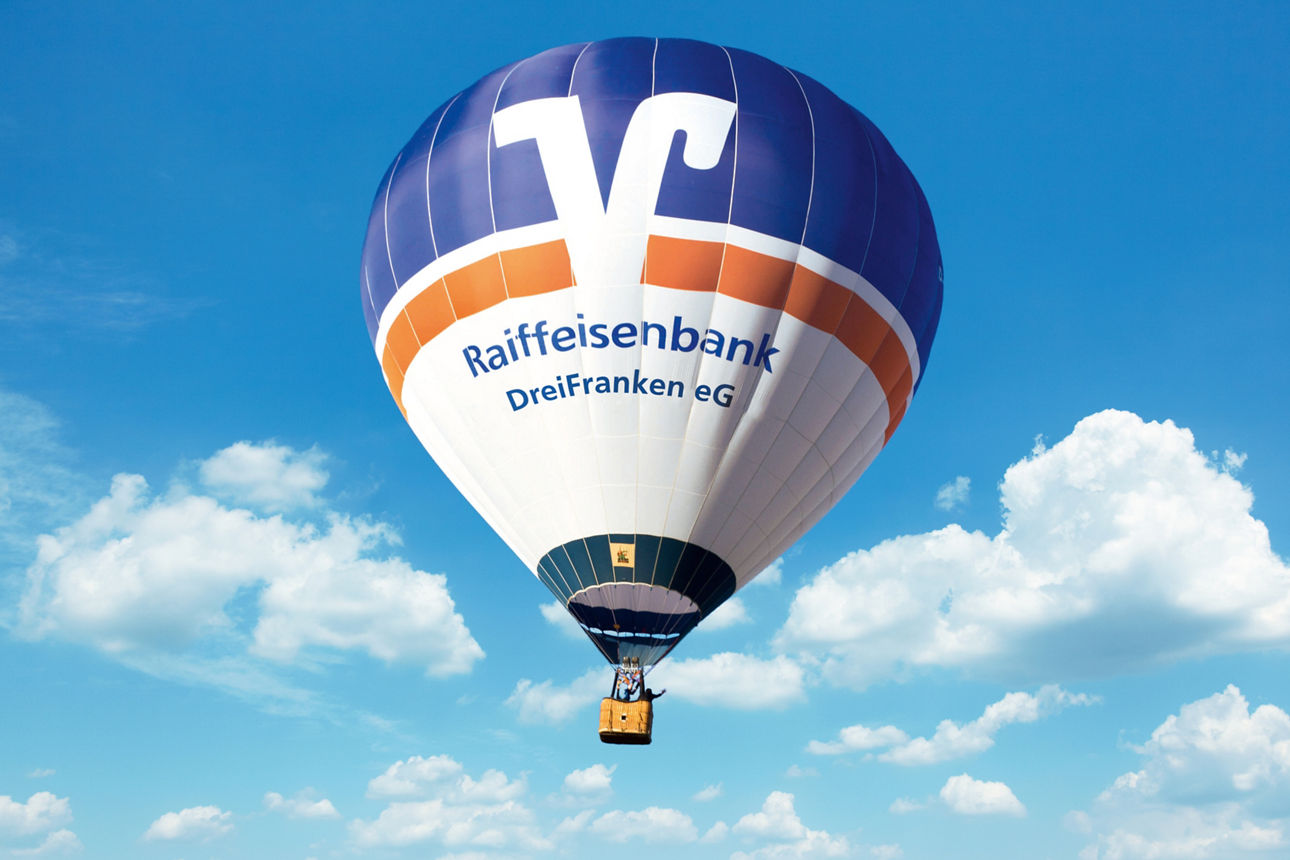 Der Heißluftballon der Raiffeisenbank am Himmel