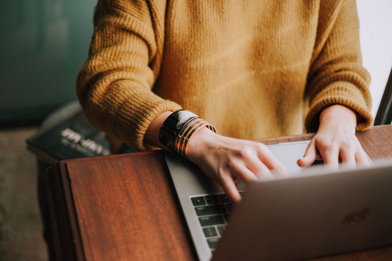 Ausschnitt von zwei Händen, welche am Laptop arbeiten Ausschnitt von zwei Händen, welche am Laptop arbeiten
