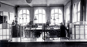Ein Schwarz-Weiß-Bild, das ein altes eingerichtetes Büro zeigt