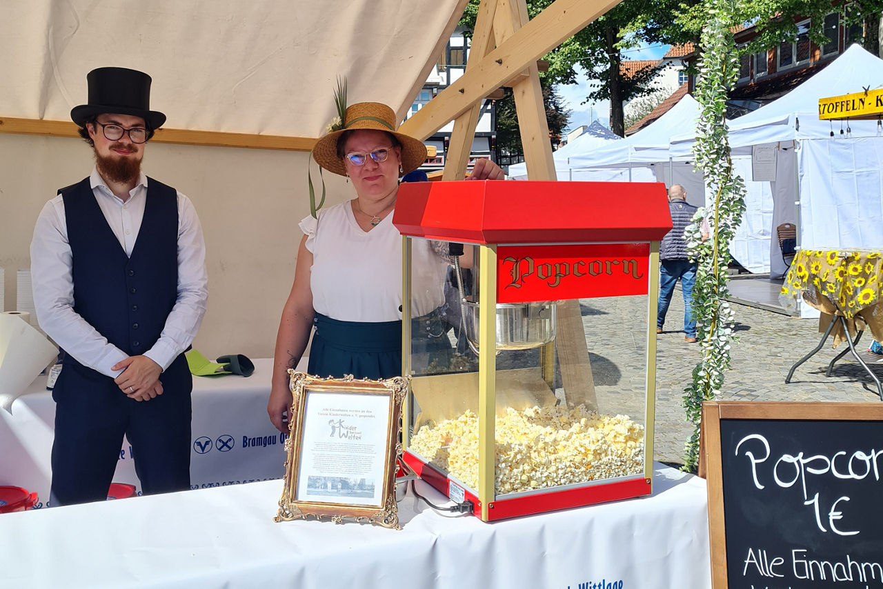 Popcornmaschine beim Stand der Vereinigte Volksbank eG Bramgau Osnabrück Wittlage auf dem historischen Markt