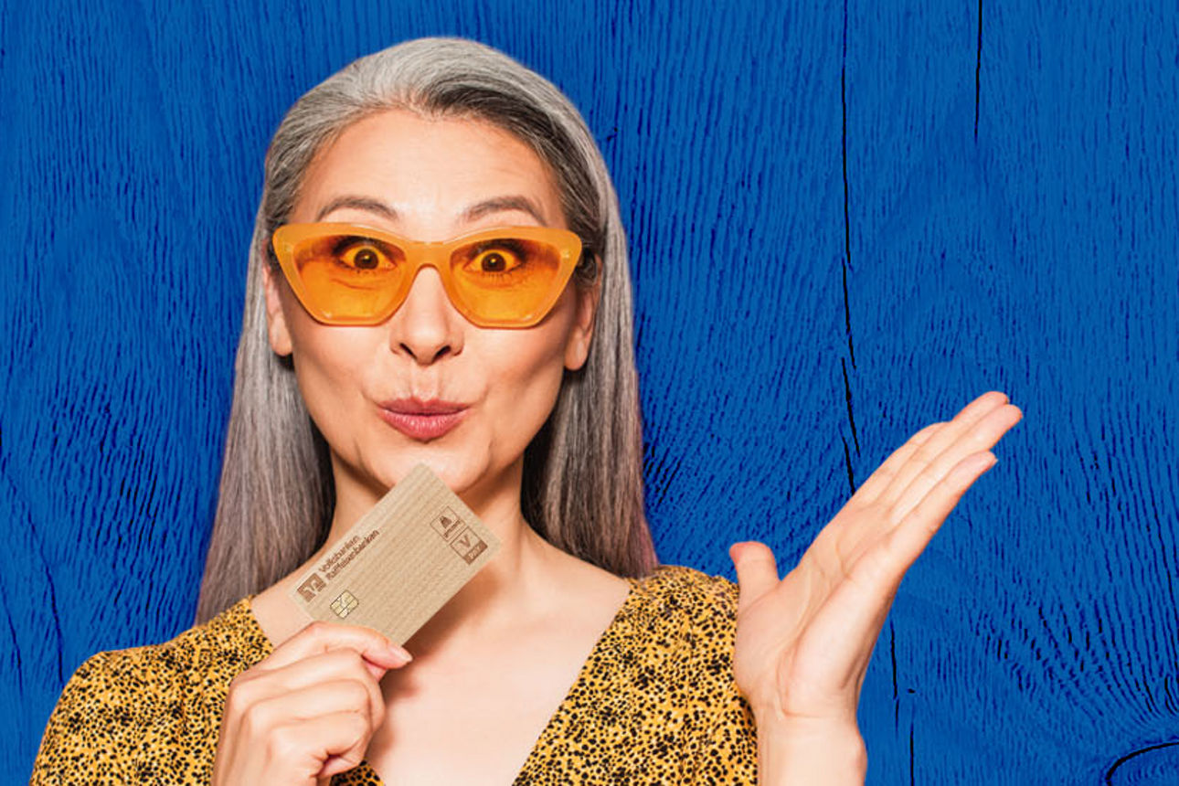 Dame zeigt die Holzkarte