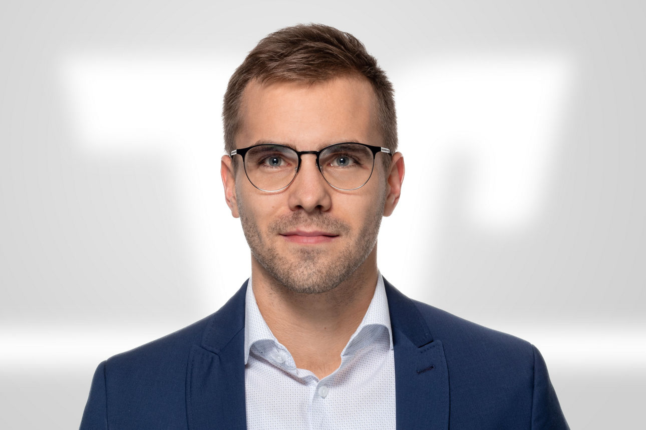 Jannik Hooghoff, R+V