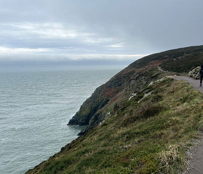 Abfällige Küste und Blick aufs Meer bei Howth