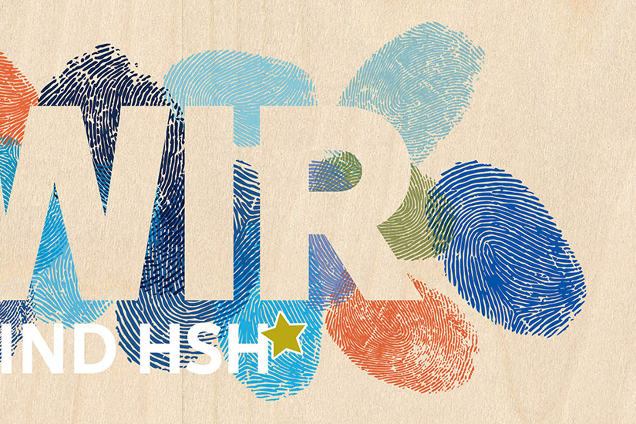 Auf einem Hintergrund in Holzoptik ist zu lesen "WIR SIND HSH". Die Schrift hebt sich von bunten Fingerabdrücken ab, die sich darunter befinden.