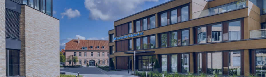 Modernes Bankgebäude der Grafschafter Volksbank bei Tageslicht