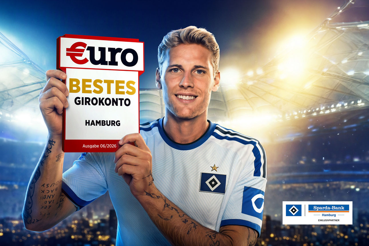Abbildung HSV-Spieler mit Auszeichnung „Bestes Girokonto in Hamburg“ für die Sparda-Bank