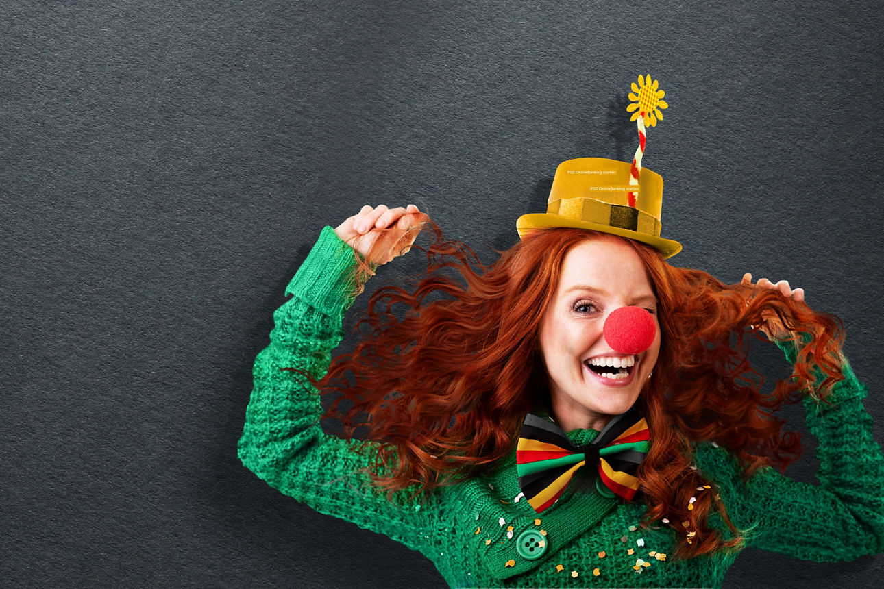 Eine Frau mit Perücke Hut und roter Nase