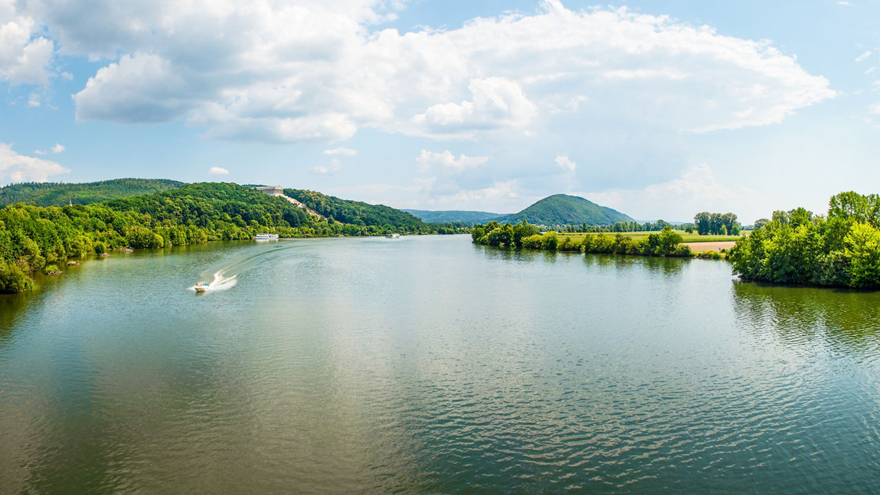 Panorama-Landschaft von der Donau und dem Walhalla-Denkmal auf dem Hügel Bildquelle: istock.com/dero2084