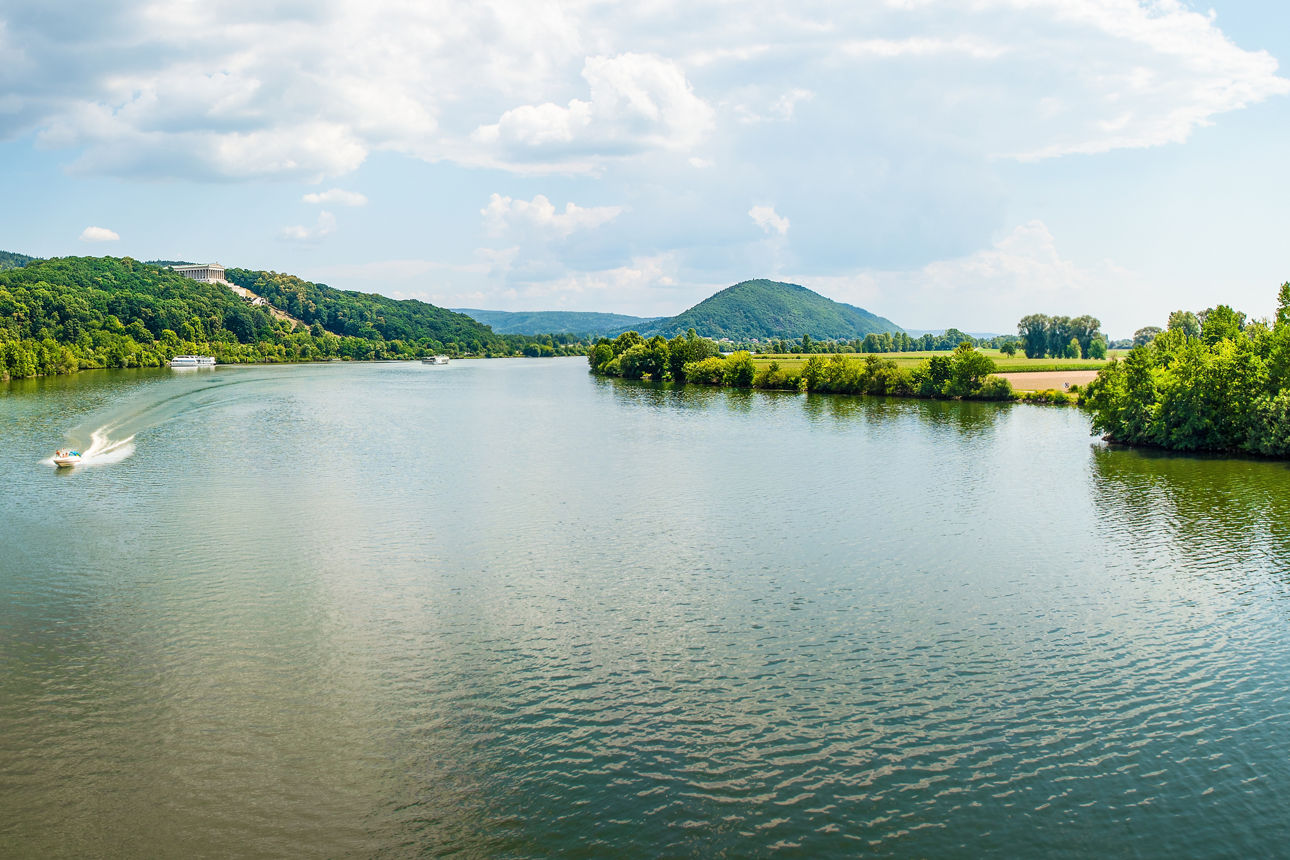 Panorama-Landschaft von der Donau und dem Walhalla-Denkmal auf dem Hügel Bildquelle: istock.com/dero2084