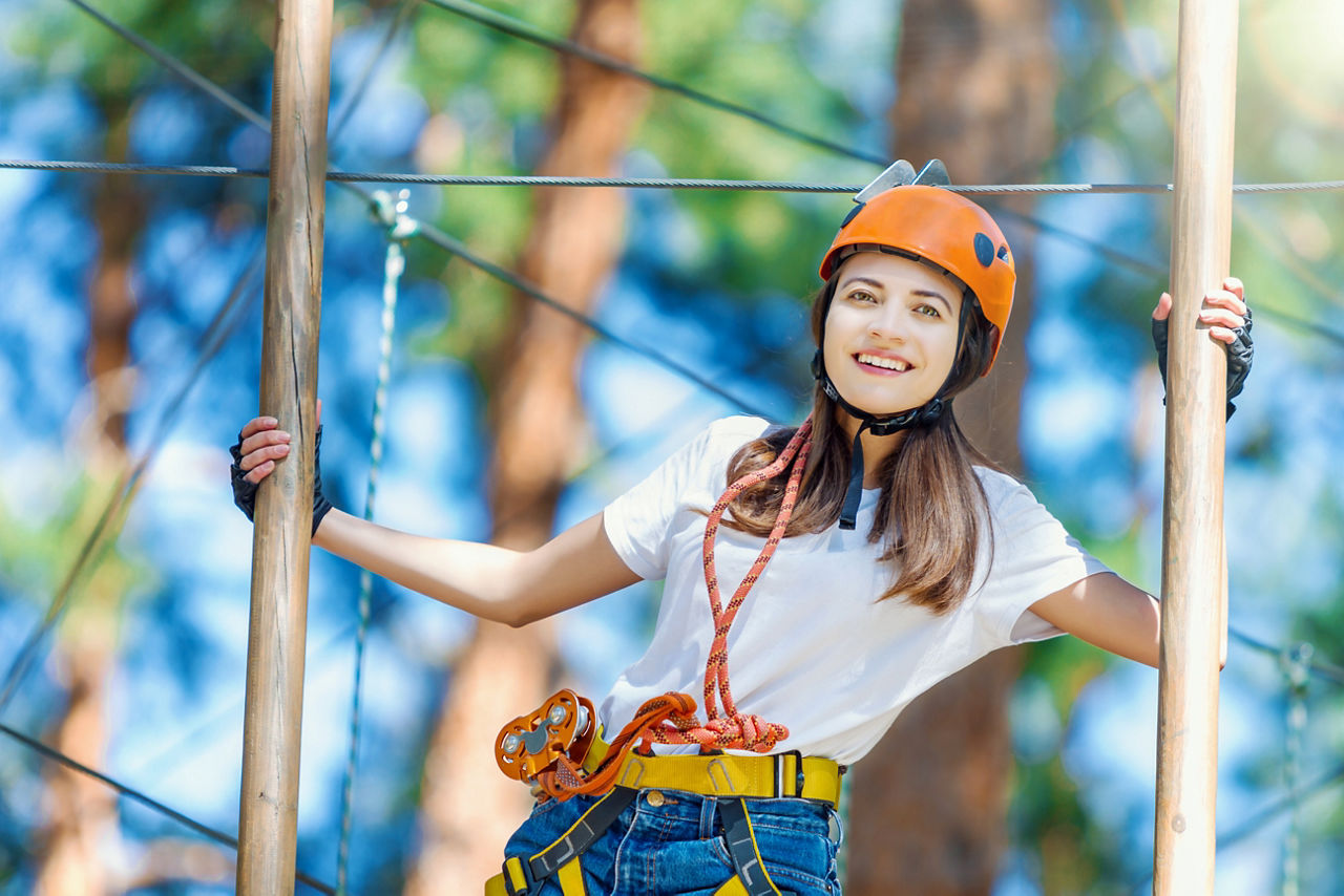 Eine sportliche Frau im Kletterpark