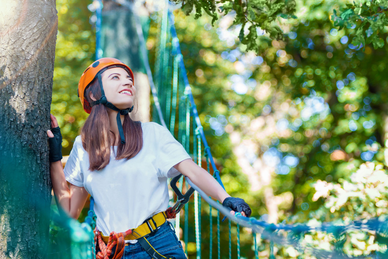 Ein Mann arbeitet glücklich in seinem Garten