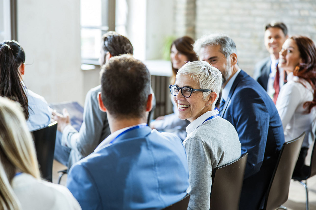 Eine Gruppe Menschen unterhält sich während einer Veranstaltung.