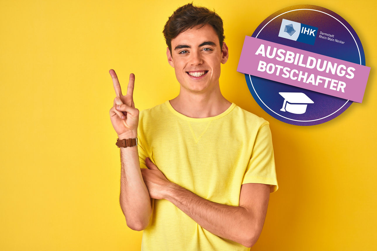 Junger Mann beim Videodreh vor einer Leinwand
