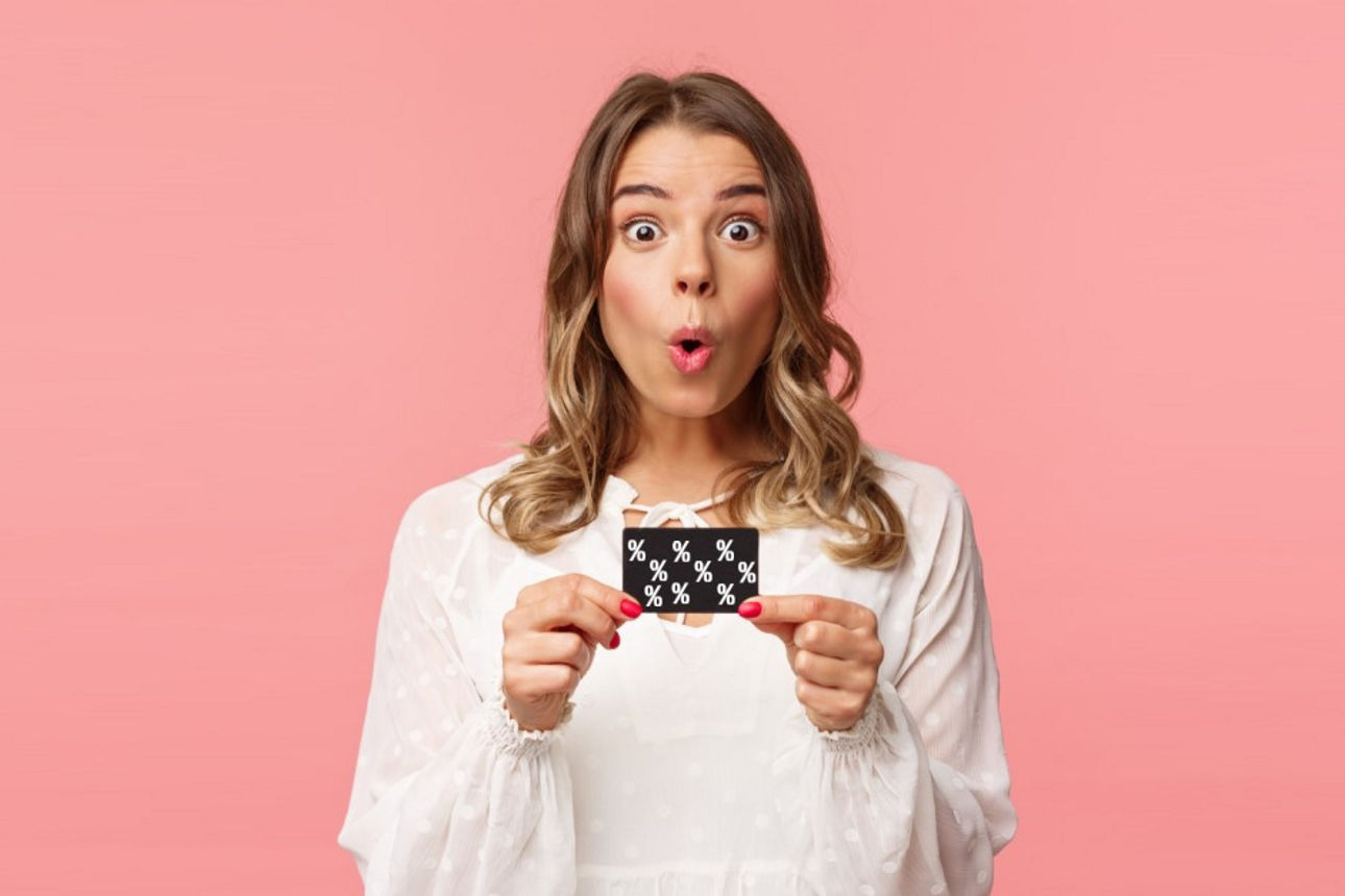 Eine Frau hält ein Schild in Ihren Händen