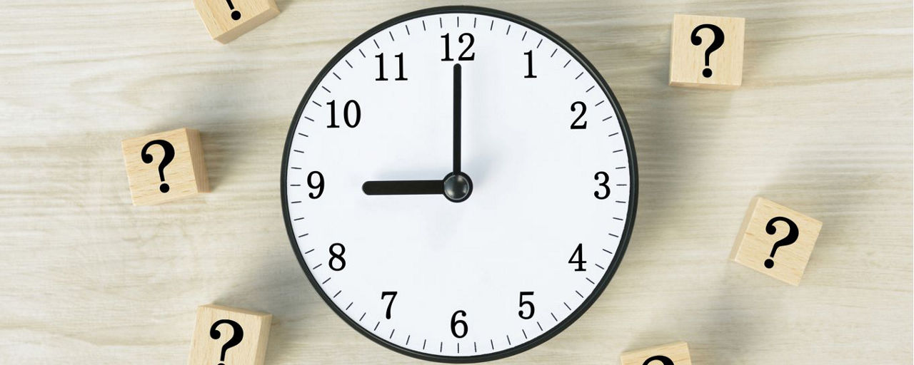 Große Uhr an einer hellen Wand