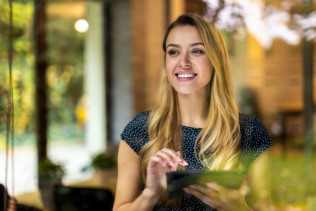 Klima-Check - Frau mit einem Tablet